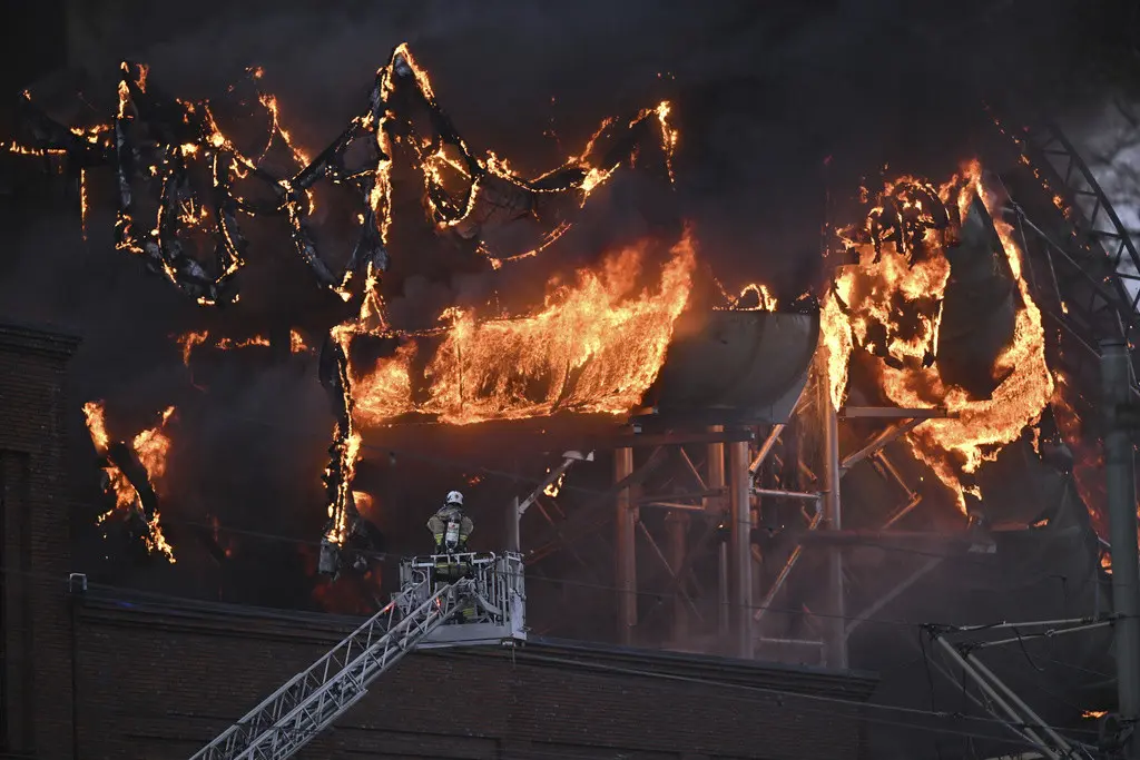 Bomberos combaten un incendio en el nuevo parque acuático Oceana, del complejo de diversiones Liseberg, en Goteborg, Suecia, el lunes 12 de febrero de 2024. (Björn Larsson Rosvall/TT News Agency via AP)