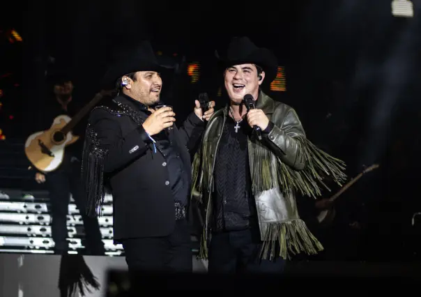 Julión Álvarez y Alfredo Olivas hacen explosivo show con Prófugos del Anexo