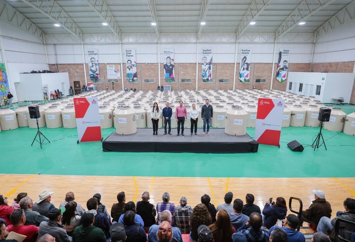 El alcalde David de la Peña destacó que el programa Juntos Salimos Adelante se ha implementado desde el inicio de la crisis hídrica hace dos años. Foto: Gobierno de Santiago