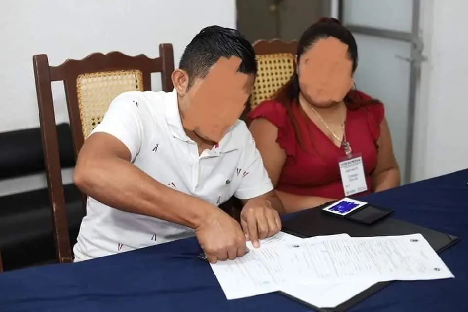 Una pareja logró formalizar su relación amorosa dentro del Cereso de Mérida gracias a un programa de apoyo.- Foto del Cereso de Mérida