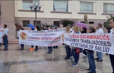 Protestan trabajadores de Salud; exigen reparto de plazas