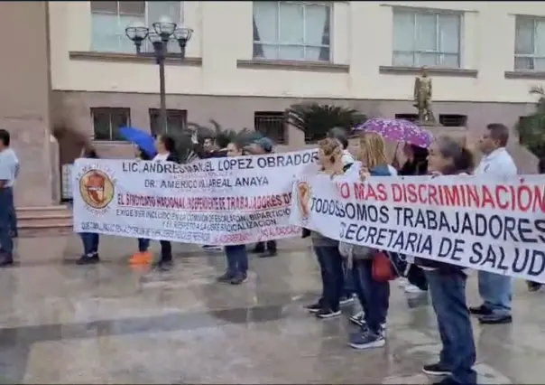 Protestan trabajadores de Salud; exigen reparto de plazas