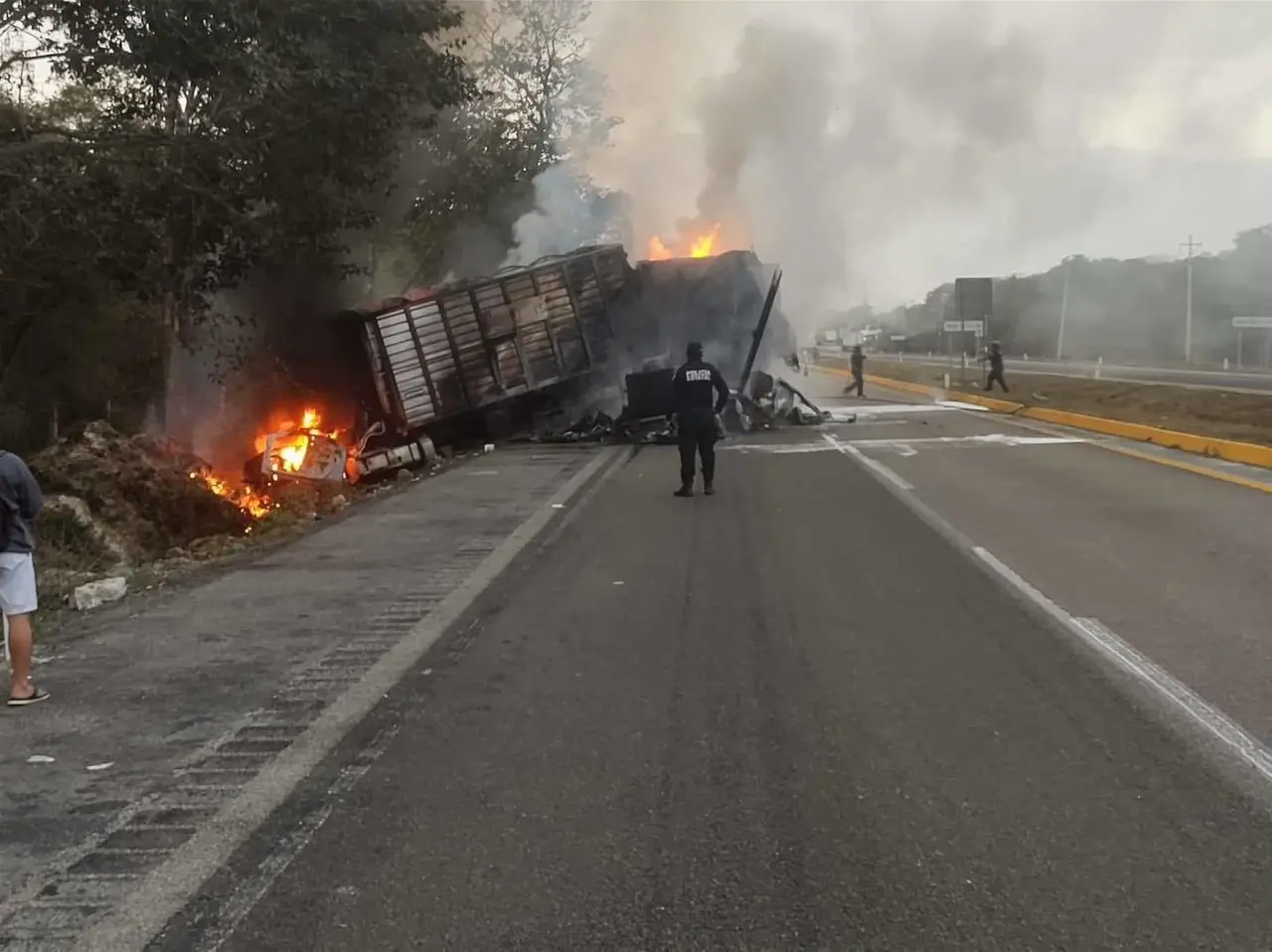 Dos camiones tipo trailer fueron consumidos por el fuego tras chocar por alcance en la vía Mérida-Campeche.- Foto de redes sociales