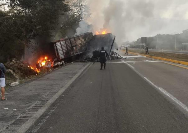 Dos camiones quemados tras fuerte accidente en la Mérida-Campeche