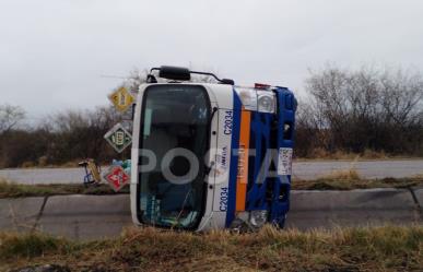 Se distrae en medio de la lluvia y vuelca en un canal de riego