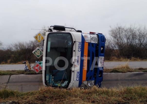 Se distrae en medio de la lluvia y vuelca en un canal de riego