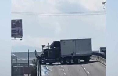 Caos vial en Toluca: Tráiler choca en Boulevard Aeropuerto