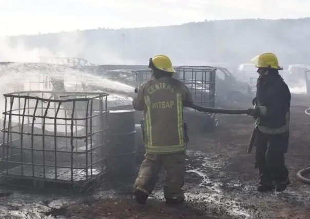 Se incendia corralón de la FGR para almacenar combustible ilícito