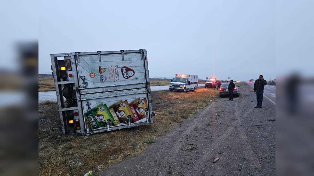 Un bache lo saca del camino; su camión acaba recostado