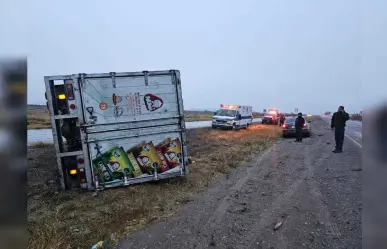 Un bache lo saca del camino; su camión acaba recostado