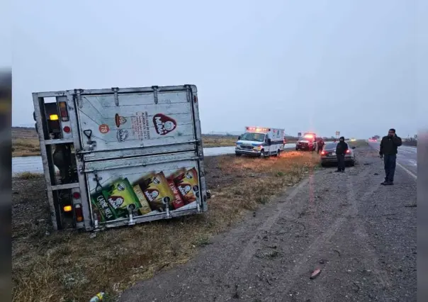 Un bache lo saca del camino; su camión acaba recostado