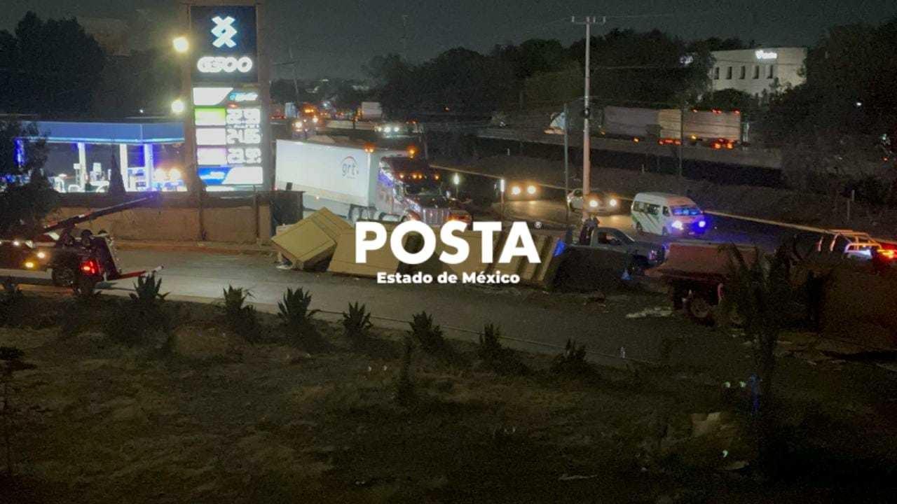 Las labores para el retiro de las 20 toneladas de madera que transportaba el tráiler tardarían unas seis horas. Foto: Fernando Cruz