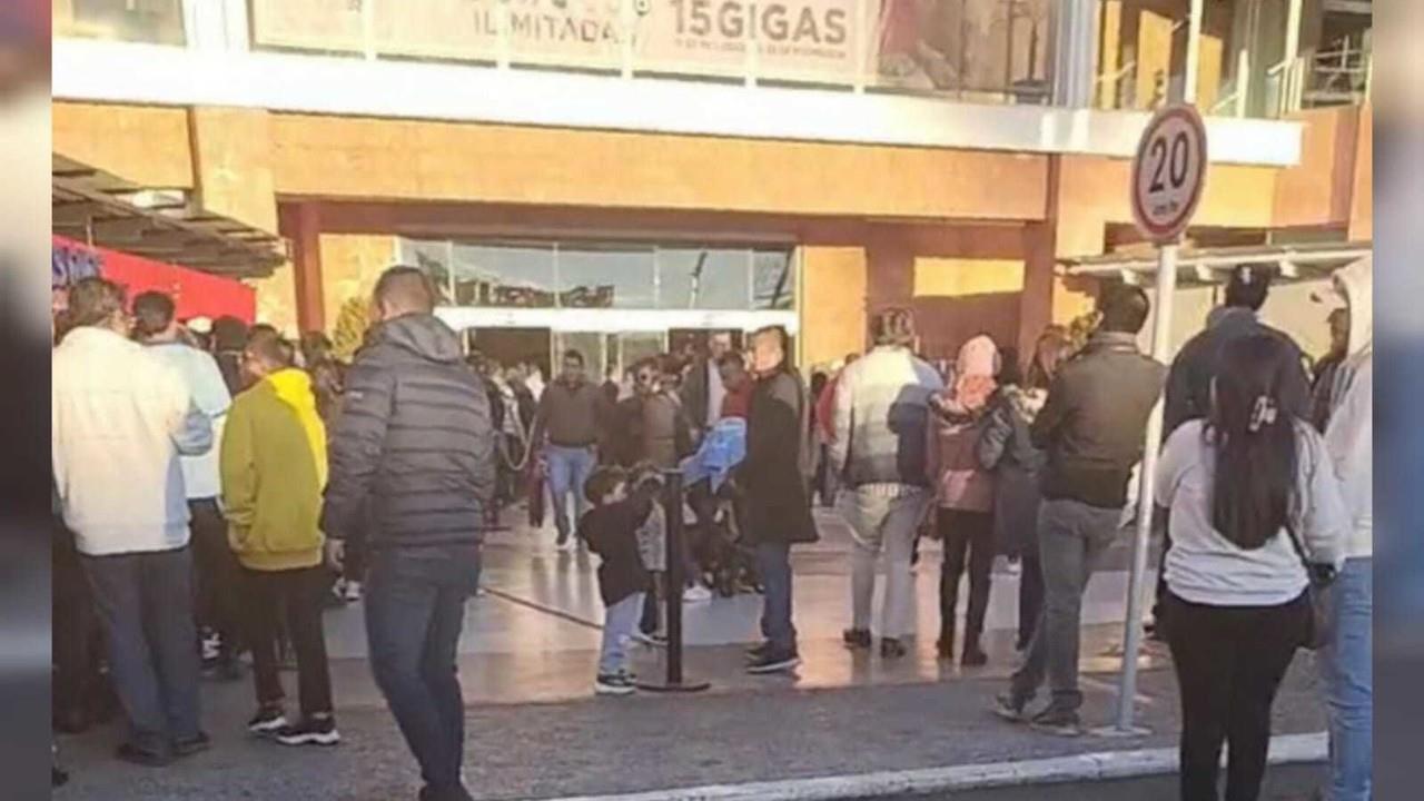 En el Metepec, los clientes de la plaza comercial Galería fueron desalojados y tras verificar que no había riesgos, ingresaron de nuevo. Foto: Captura de pantalla