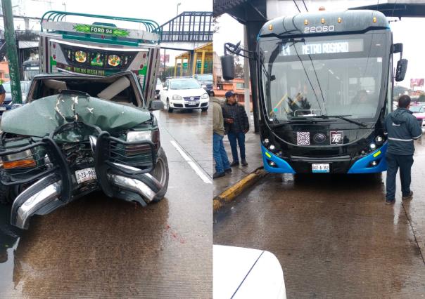 Conductor de camioneta choca a Trolebús y lo proyecta contra poste de concreto