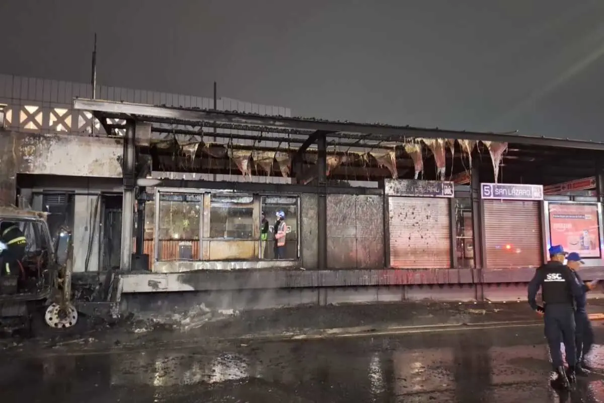 Impacto de tráiler en San Lázaro provoca incendio y deja dos lesionados.            Foto: Especial