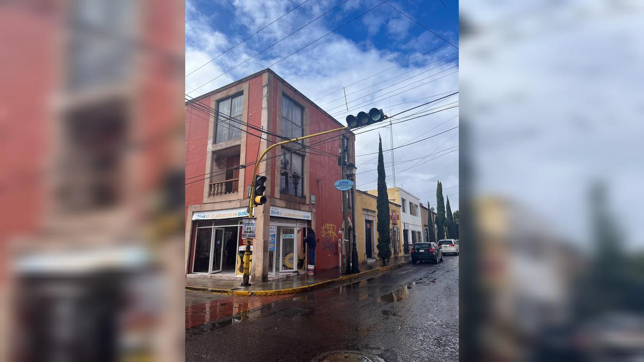 Lluvias provocan corto de la CFE y apaga semáforos de tres céntricos cruceros