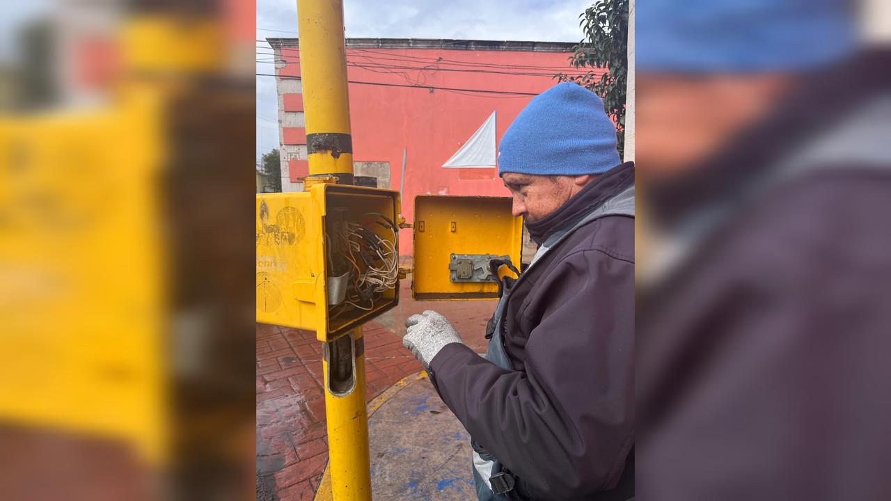 Lluvias provocan corto de la CFE y apaga semáforos de tres céntricos cruceros