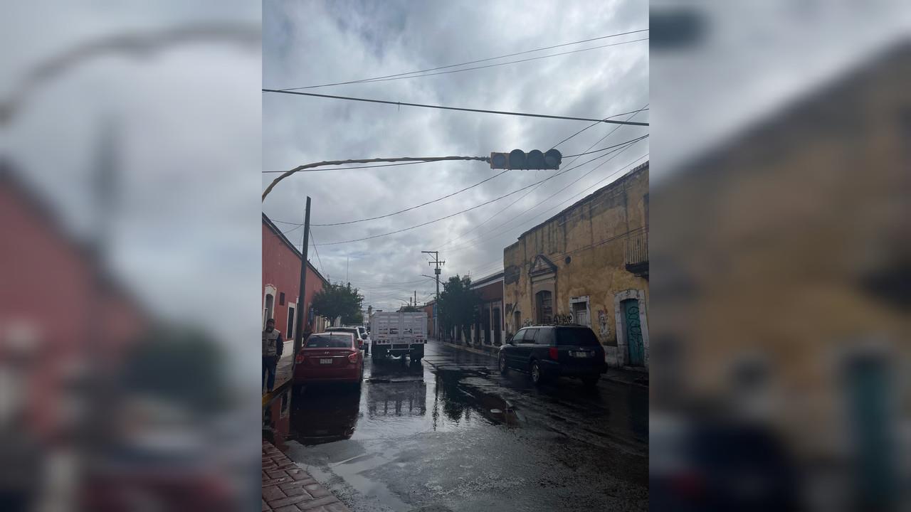 Lluvias provocan corto de la CFE y apaga semáforos de tres céntricos cruceros