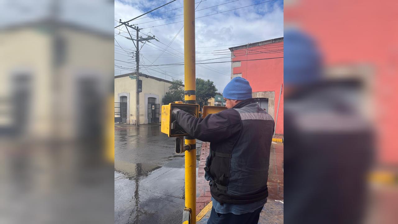 Lluvias provocan corto de la CFE y apaga semáforos de tres céntricos cruceros