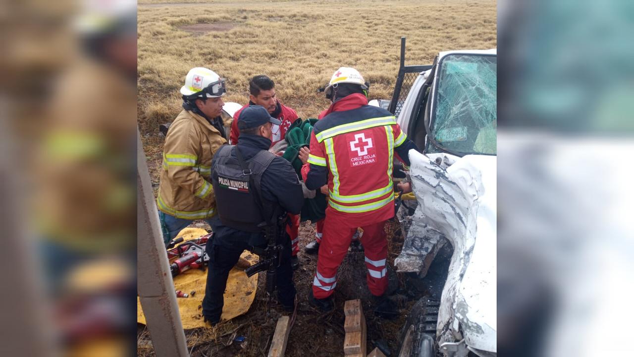 Tráiler choca camioneta; una mujer queda prensada, frente a Villas del Guadiana