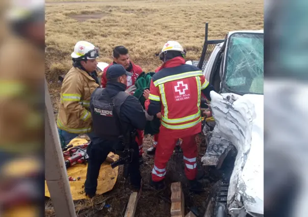 Tráiler choca camioneta; una mujer queda prensada, frente a Villas del Guadiana