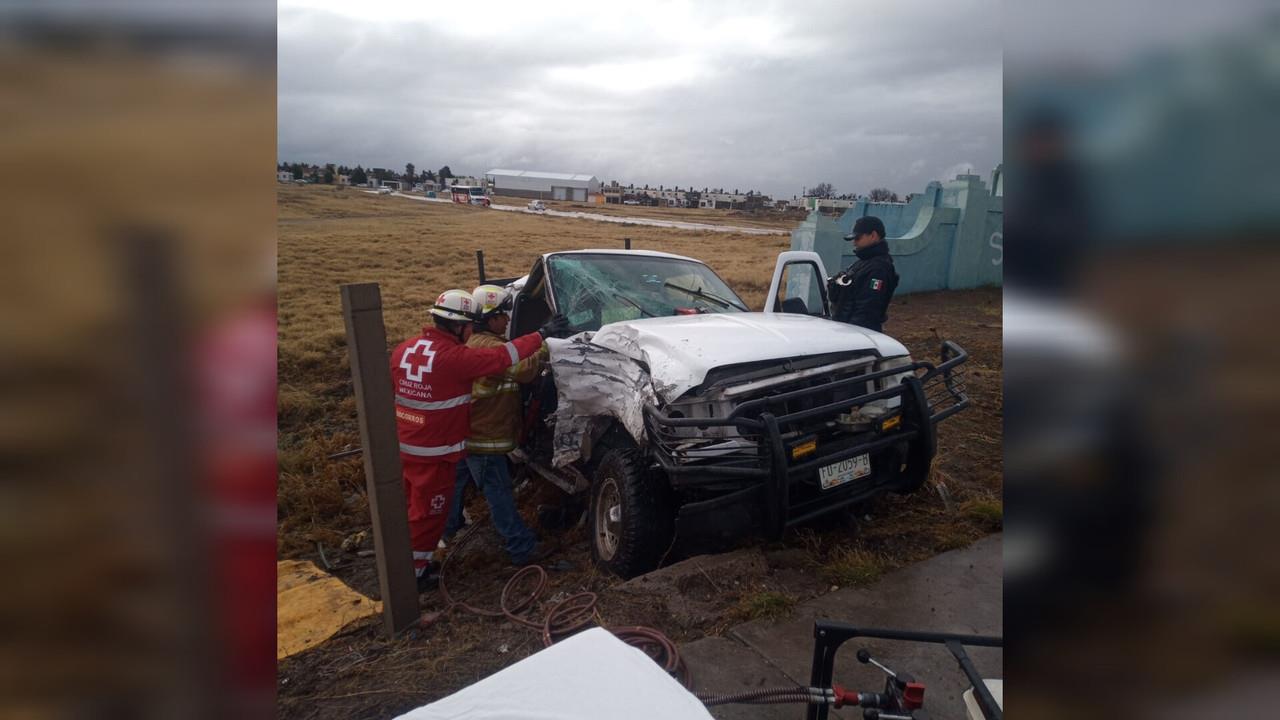Tráiler choca camioneta; una mujer queda prensada, frente a Villas del Guadiana