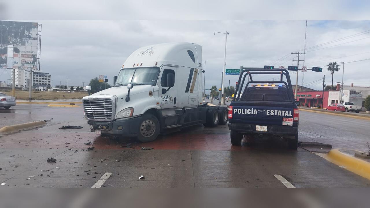 Tráiler choca camioneta; una mujer queda prensada, frente a Villas del Guadiana