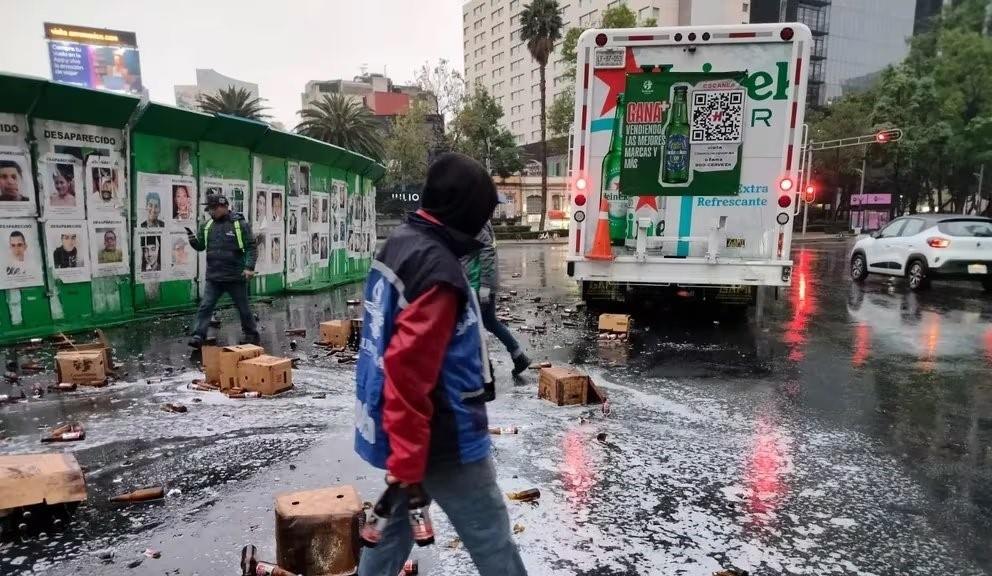 ¡Nooooo! Camión tira varios cartones de chela en pleno Reforma de la CDMX