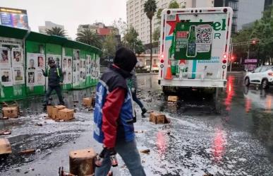 ¡Nooooo! Camión tira varios cartones de chela en pleno Reforma de la CDMX