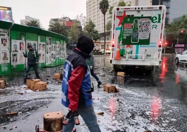 ¡Nooooo! Camión tira varios cartones de chela en pleno Reforma de la CDMX