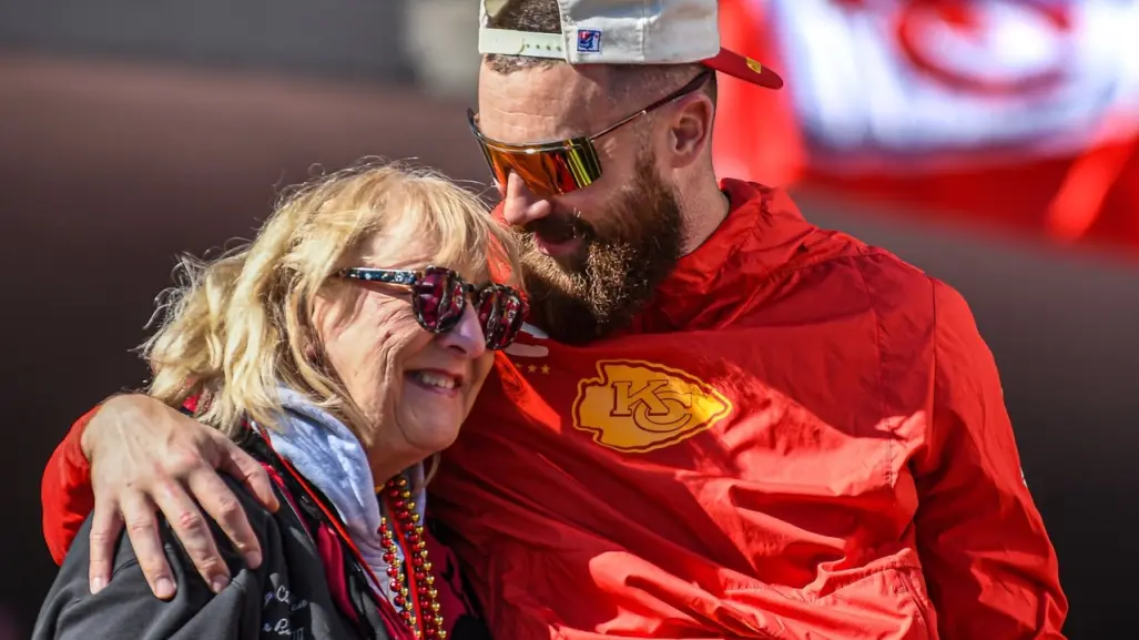 Travis Kelce dona otros 100 mil dólares para víctimas del tiroteo en Kansas City