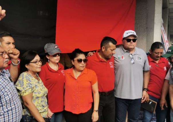 Tercer día de huelga a las afueras del Nacional Monte de Piedad en Mérida