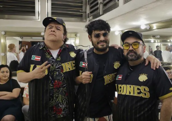 Standuperos presumen uniforme de los Leones de Yucatán durante su show en Mérida