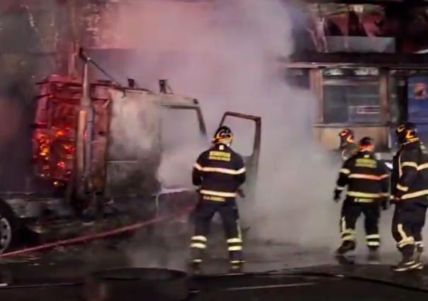 ¡Choca tráiler contra el Metrobús de la CDMX! | VIDEO