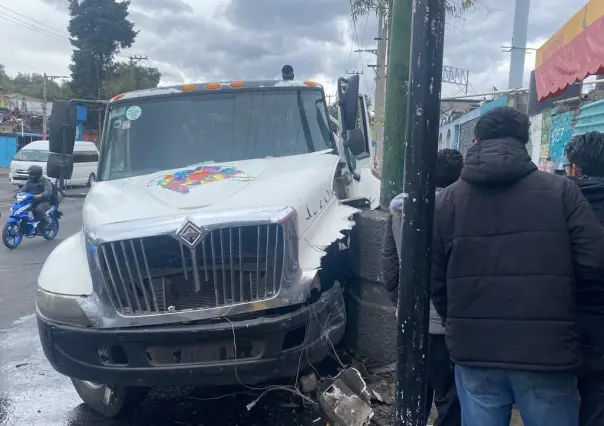 Conductor de pipa de agua choca contra poste de luz en la alcaldía Iztapalapa