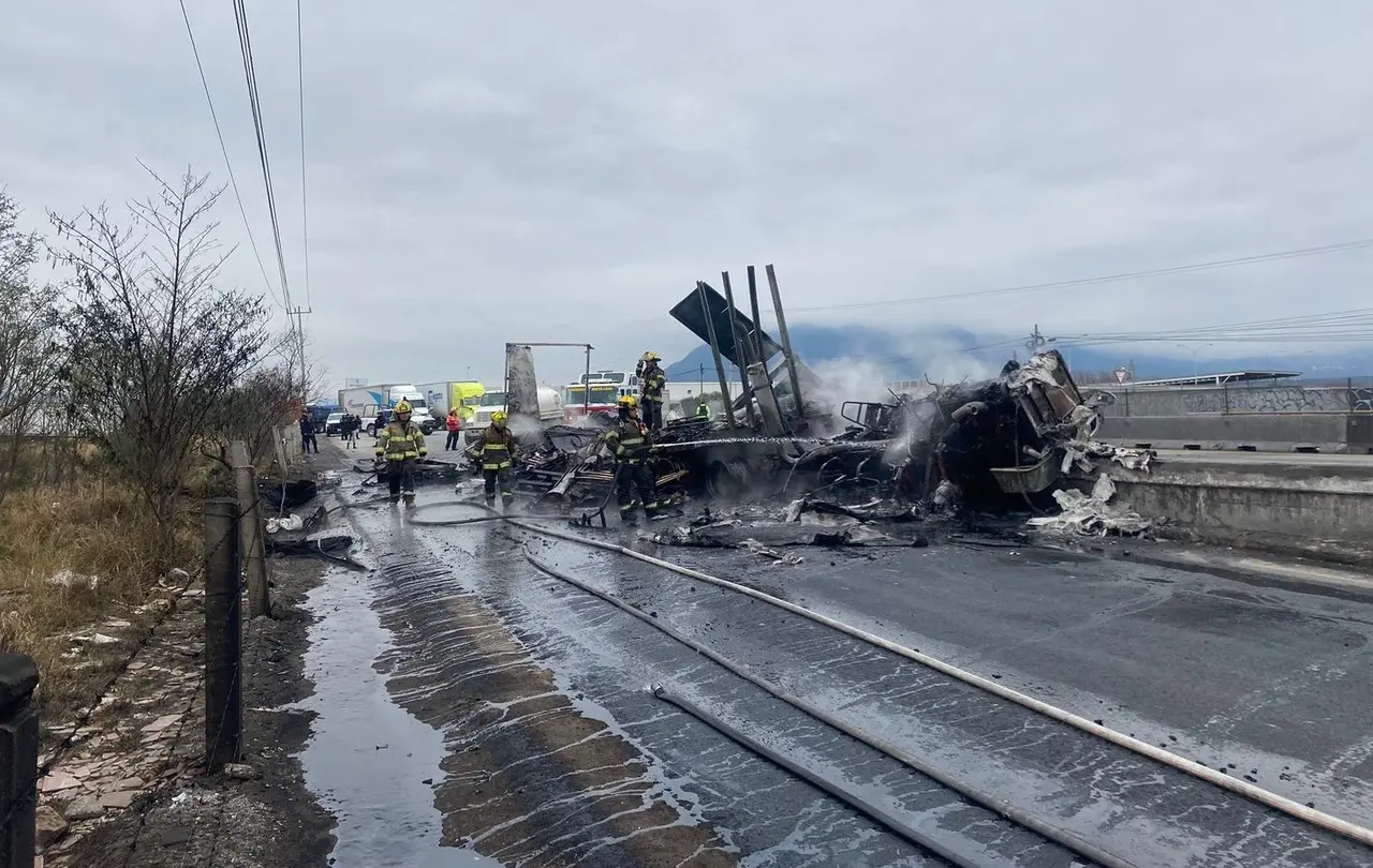 Tracto camión se incendia, tras impactarse contra anuncios bandera (VIDEO)