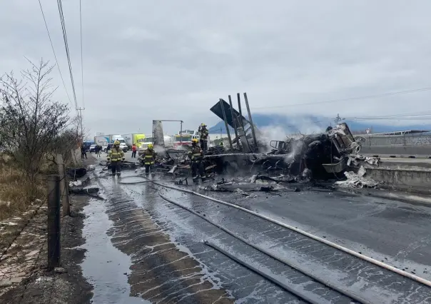 Tracto camión se incendia, tras impactarse contra anuncios bandera (VIDEO)