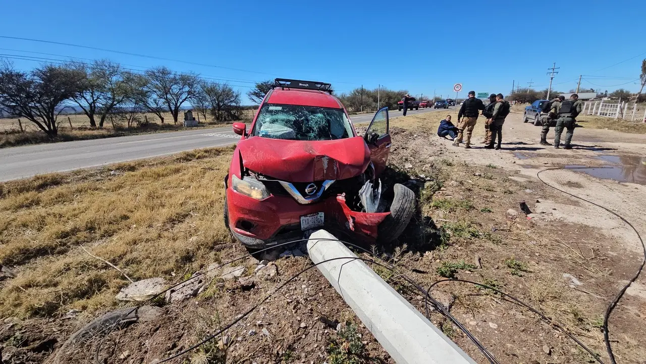 Aún después del choque, el responsable mantuvo la velocidad y terminó chocando contra un poste. Fotos: Especial