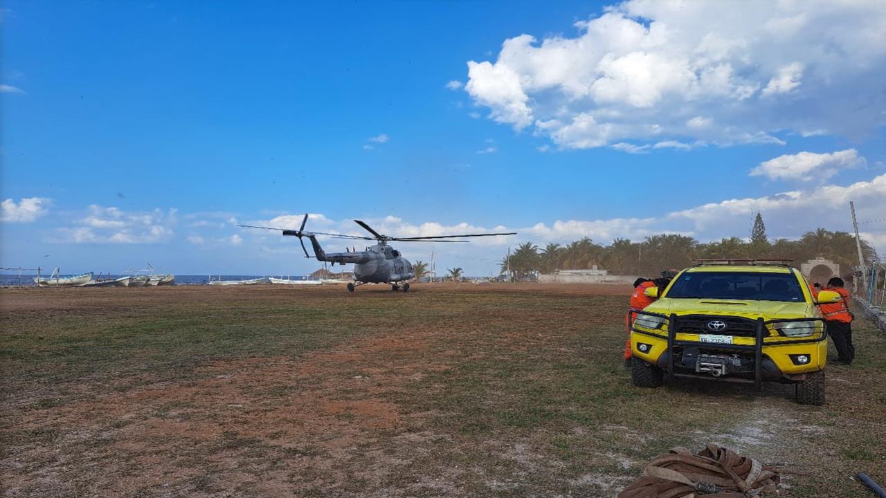 La Semar dio a conocer que está implementado un operativo conjunto para reducir la zona de afectación del fuego Foto: Cortesía