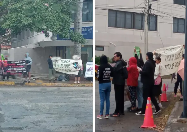 Antitaurinos se manifiestan bajo la lluvia frente a la Plaza de Toros Mérida