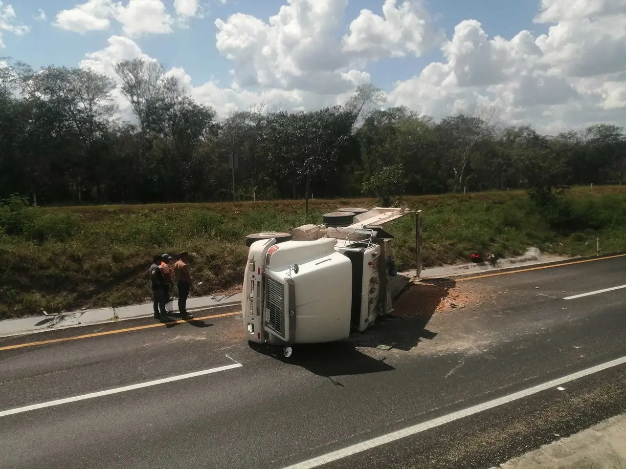 El chofer del tráiler resultó ileso Fotos: Redes sociales