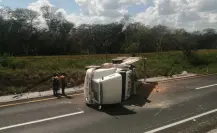 Vuelca tráiler del Tren Maya en la carretera Valladolid-Mérida