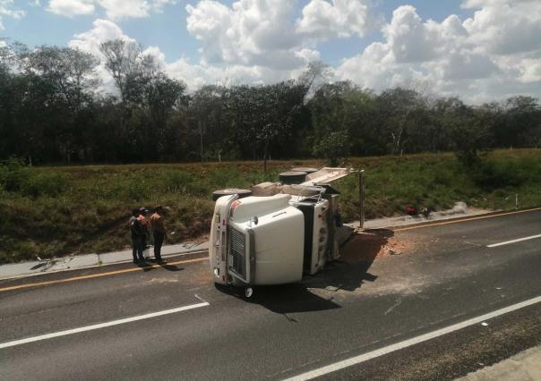 Vuelca tráiler del Tren Maya en la carretera Valladolid-Mérida