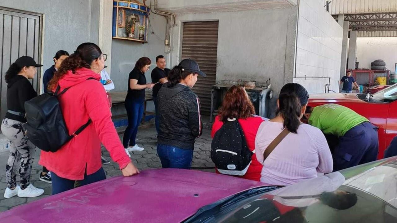 Dan curso de mecánica automotriz a mujeres en Tultepec. Foto: Instituto Municipal de la Mujer Tultepec