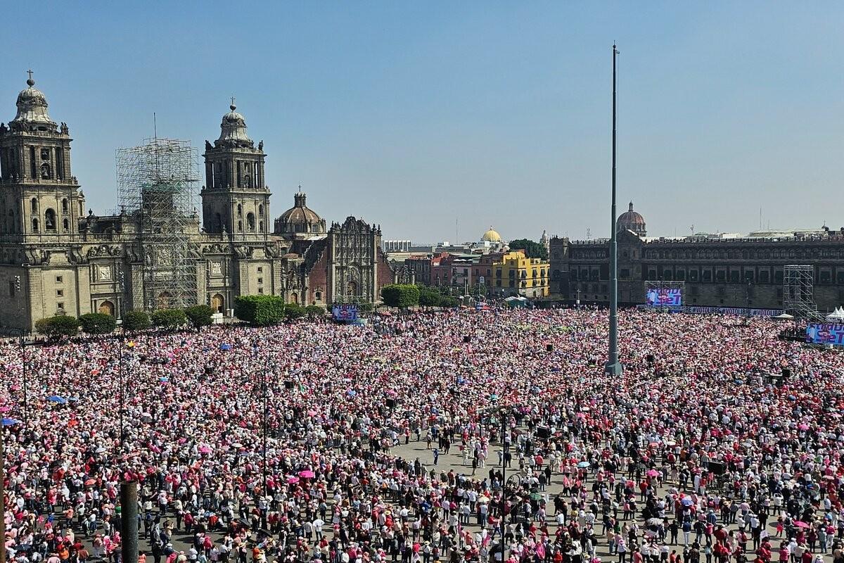 Lleno total en Zócalo de la CDMX por la marcha “NUESTRA DEMOCRACIA NO SE TOCA”.           Foto: Especial