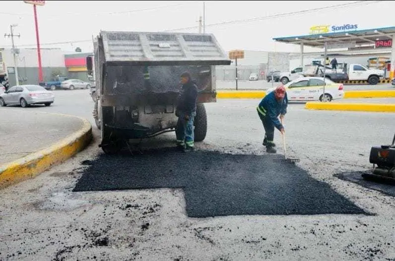 Luego de los días de lluvia de este fin de semana se reanuda la labor de bacheo por parte de las diferentes cuadrillas. (Fotografía: Gobierno de Saltillo)