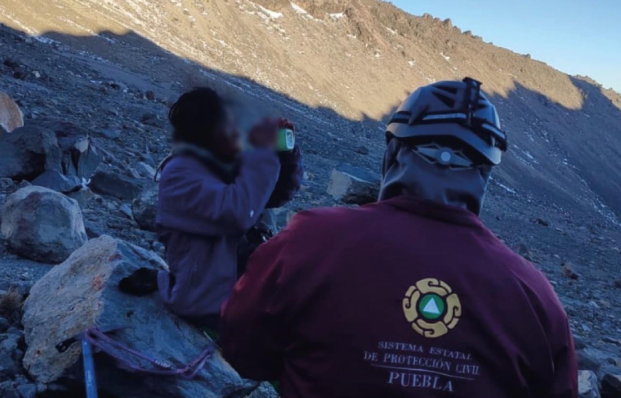 La Coordinación General de Protección Civil Estatal, en colaboración con 15 elementos de equipos de búsqueda y rescate de Cruz Roja y el Club Alpino México, continúan realizando trabajos de barrido. Foto: PC Puebla.