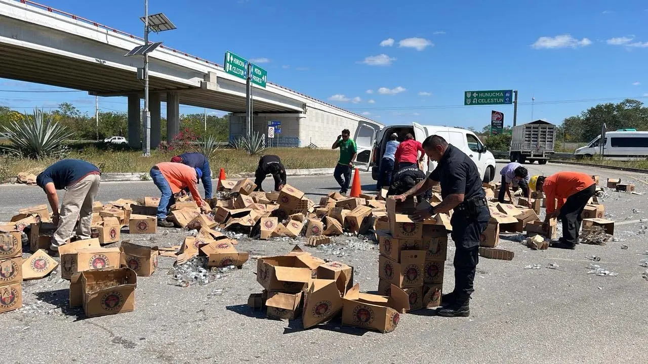 Múltiples cajas con envases vacíos de cerveza fueron tirados en la carretera. Foto: Redes sociales
