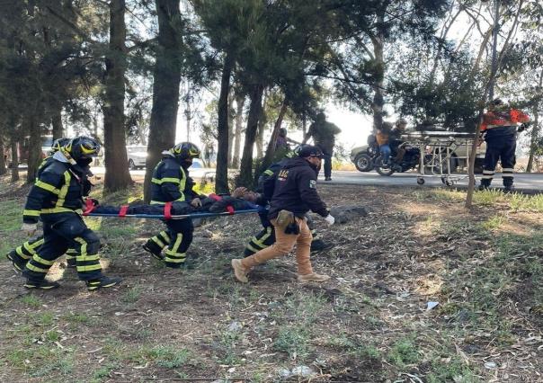 Hombre cae a canal en Tláhuac y es rescatado con vida