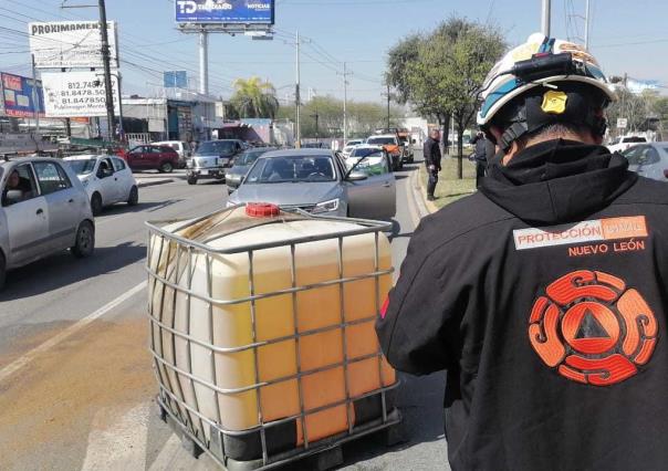 Cae tanque de mil litros gasolina de un camión en Guadalupe